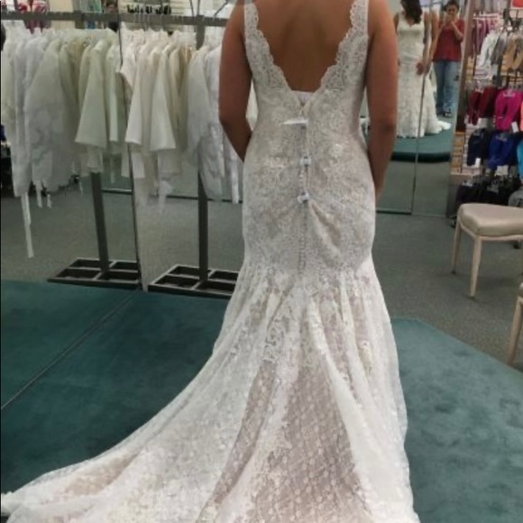 Elegant and timeless lace wedding dress with sequins and Swarovski crystal belt. - Picture 4 of 5